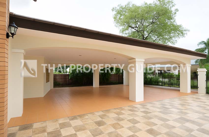 House with Shared Pool in Srinakarin 